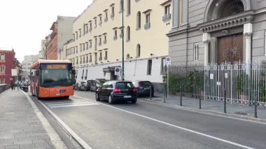 Napoli 'nin atmosferik sokak manzarası şehir yaşamını, tarihi mimariyi ve güney İtalya' nın hareketli şehir manzarasını gözler önüne seriyor..