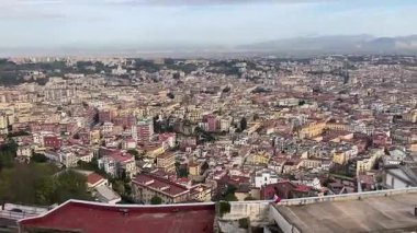 Napoli 'nin atmosferik sokak manzarası şehir yaşamını, tarihi mimariyi ve güney İtalya' nın hareketli şehir manzarasını gözler önüne seriyor..