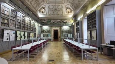 Napoli 'deki Reggia di Portici' nin şaşaalı iç mekanları, süslü salonlar, güzel dekorlar ve tarihi kraliyet mimarisi.