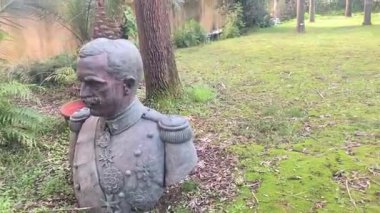 Napoli 'deki Reggia di Portici' nin huzurlu bahçeleri yemyeşil, yürüyüş yolları ve manzaralı kraliyet peyzajı.