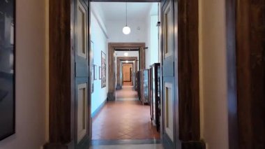 Napoli 'deki Reggia di Portici' nin şaşaalı iç mekanları, süslü salonlar, güzel dekorlar ve tarihi kraliyet mimarisi.