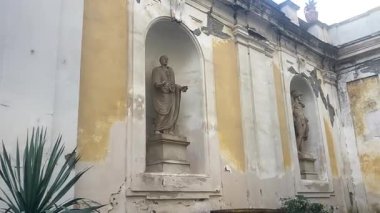 Napoli 'deki Reggia di Portici' nin şaşaalı iç mekanları, süslü salonlar, güzel dekorlar ve tarihi kraliyet mimarisi.