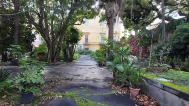 Napoli 'deki Reggia di Portici' nin huzurlu bahçeleri yemyeşil, yürüyüş yolları ve manzaralı kraliyet peyzajı.