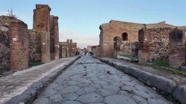 Napoli yakınlarındaki Pompei 'nin antik harabeleri, açık yaz gökyüzü altında korunmuş Roma sokaklarını, binalarını ve volkanik tarihini sergiliyordu.
