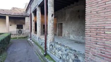 Napoli yakınlarındaki Pompei 'nin antik harabeleri, açık yaz gökyüzü altında korunmuş Roma sokaklarını, binalarını ve volkanik tarihini sergiliyordu.