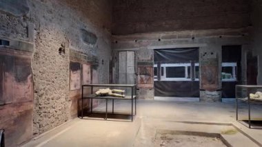 Napoli yakınlarındaki Pompei 'nin antik harabeleri, açık yaz gökyüzü altında korunmuş Roma sokaklarını, binalarını ve volkanik tarihini sergiliyordu.