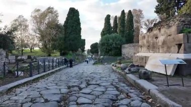 Napoli yakınlarındaki Pompei 'nin antik harabeleri, açık yaz gökyüzü altında korunmuş Roma sokaklarını, binalarını ve volkanik tarihini sergiliyordu.