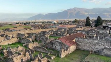 Napoli yakınlarındaki Pompei 'nin antik harabeleri, açık yaz gökyüzü altında korunmuş Roma sokaklarını, binalarını ve volkanik tarihini sergiliyordu.