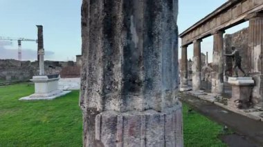 Napoli yakınlarındaki Pompei 'nin antik harabeleri, açık yaz gökyüzü altında korunmuş Roma sokaklarını, binalarını ve volkanik tarihini sergiliyordu.