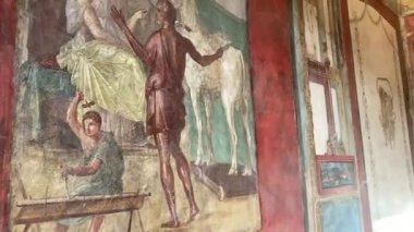 Napoli yakınlarındaki Pompei 'nin antik harabeleri, açık yaz gökyüzü altında korunmuş Roma sokaklarını, binalarını ve volkanik tarihini sergiliyordu.