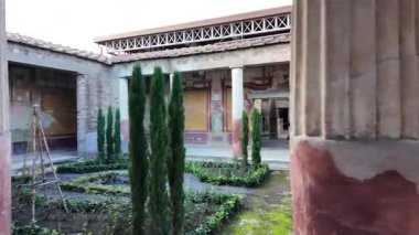 Napoli yakınlarındaki Pompei 'nin antik harabeleri, açık yaz gökyüzü altında korunmuş Roma sokaklarını, binalarını ve volkanik tarihini sergiliyordu.