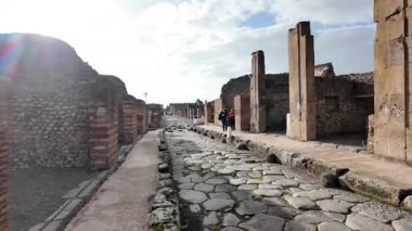 Napoli yakınlarındaki Pompei 'nin antik harabeleri, açık yaz gökyüzü altında korunmuş Roma sokaklarını, binalarını ve volkanik tarihini sergiliyordu.