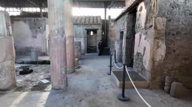 Napoli yakınlarındaki Pompei 'nin antik harabeleri, açık yaz gökyüzü altında korunmuş Roma sokaklarını, binalarını ve volkanik tarihini sergiliyordu.