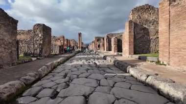 Napoli yakınlarındaki Pompei 'nin antik harabeleri, açık yaz gökyüzü altında korunmuş Roma sokaklarını, binalarını ve volkanik tarihini sergiliyordu.