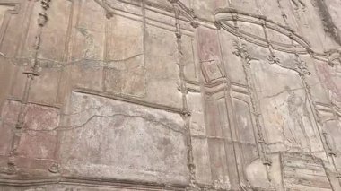 Napoli yakınlarındaki Pompei 'nin antik harabeleri, açık yaz gökyüzü altında korunmuş Roma sokaklarını, binalarını ve volkanik tarihini sergiliyordu.