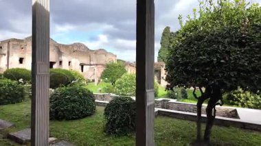Napoli yakınlarındaki Pompei 'nin antik harabeleri, açık yaz gökyüzü altında korunmuş Roma sokaklarını, binalarını ve volkanik tarihini sergiliyordu.