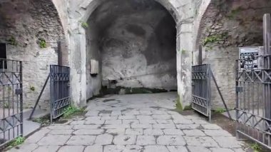 Napoli yakınlarındaki Pompei 'nin antik harabeleri, açık yaz gökyüzü altında korunmuş Roma sokaklarını, binalarını ve volkanik tarihini sergiliyordu.