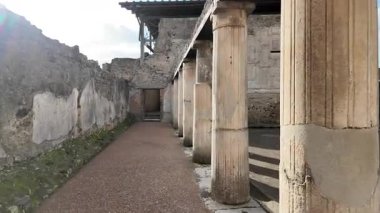 Napoli yakınlarındaki Pompei 'nin antik harabeleri, açık yaz gökyüzü altında korunmuş Roma sokaklarını, binalarını ve volkanik tarihini sergiliyordu.