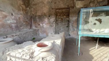 Napoli yakınlarındaki Pompei 'nin antik harabeleri, açık yaz gökyüzü altında korunmuş Roma sokaklarını, binalarını ve volkanik tarihini sergiliyordu.