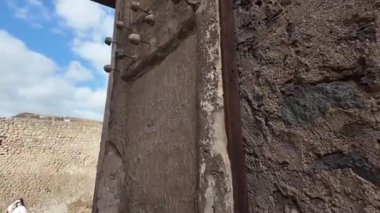 Napoli yakınlarındaki Pompei 'nin antik harabeleri, açık yaz gökyüzü altında korunmuş Roma sokaklarını, binalarını ve volkanik tarihini sergiliyordu.