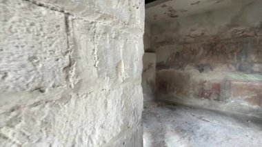 Napoli yakınlarındaki Pompei 'nin antik harabeleri, açık yaz gökyüzü altında korunmuş Roma sokaklarını, binalarını ve volkanik tarihini sergiliyordu.