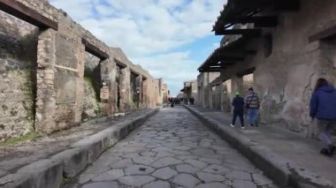 Napoli yakınlarındaki Pompei 'nin antik harabeleri, açık yaz gökyüzü altında korunmuş Roma sokaklarını, binalarını ve volkanik tarihini sergiliyordu.