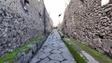 Napoli yakınlarındaki Pompei 'nin antik harabeleri, açık yaz gökyüzü altında korunmuş Roma sokaklarını, binalarını ve volkanik tarihini sergiliyordu.