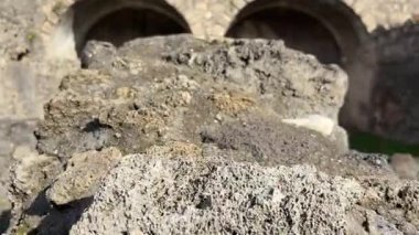Napoli yakınlarındaki Pompei 'nin antik harabeleri, açık yaz gökyüzü altında korunmuş Roma sokaklarını, binalarını ve volkanik tarihini sergiliyordu.