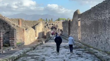 Napoli yakınlarındaki Pompei 'nin antik harabeleri, açık yaz gökyüzü altında korunmuş Roma sokaklarını, binalarını ve volkanik tarihini sergiliyordu.