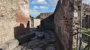 Napoli yakınlarındaki Pompei 'nin antik harabeleri, açık yaz gökyüzü altında korunmuş Roma sokaklarını, binalarını ve volkanik tarihini sergiliyordu.