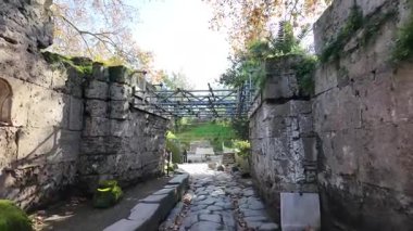 Napoli yakınlarındaki Pompei 'nin antik harabeleri, açık yaz gökyüzü altında korunmuş Roma sokaklarını, binalarını ve volkanik tarihini sergiliyordu.