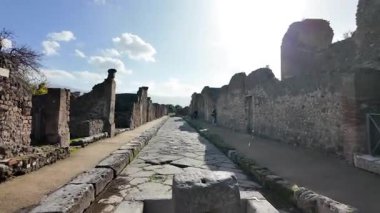 Napoli yakınlarındaki Pompei 'nin antik harabeleri, açık yaz gökyüzü altında korunmuş Roma sokaklarını, binalarını ve volkanik tarihini sergiliyordu.