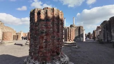 Napoli yakınlarındaki Pompei 'nin antik harabeleri, açık yaz gökyüzü altında korunmuş Roma sokaklarını, binalarını ve volkanik tarihini sergiliyordu.