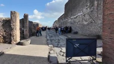 Napoli yakınlarındaki Pompei 'nin antik harabeleri, açık yaz gökyüzü altında korunmuş Roma sokaklarını, binalarını ve volkanik tarihini sergiliyordu.