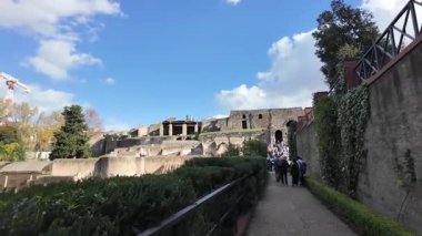 Napoli yakınlarındaki Pompei 'nin antik harabeleri, açık yaz gökyüzü altında korunmuş Roma sokaklarını, binalarını ve volkanik tarihini sergiliyordu.