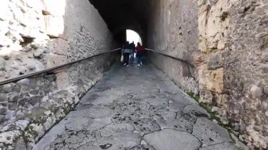 Napoli yakınlarındaki Pompei 'nin antik harabeleri, açık yaz gökyüzü altında korunmuş Roma sokaklarını, binalarını ve volkanik tarihini sergiliyordu.