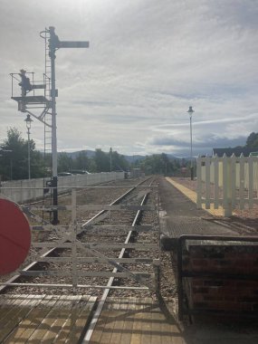 Speyside manzaralı Speyside 'da Aviemore ile Garten' ın teknesi arasındaki Strathspey Demiryolu 'nda nostaljik bir İskoç buharlı tren yolculuğu..