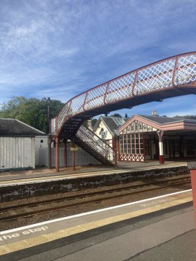 Speyside manzaralı Speyside 'da Aviemore ile Garten' ın teknesi arasındaki Strathspey Demiryolu 'nda nostaljik bir İskoç buharlı tren yolculuğu..