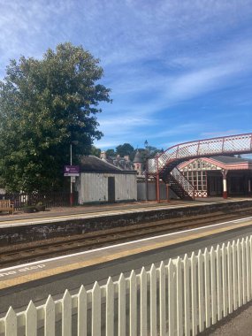 Speyside manzaralı Speyside 'da Aviemore ile Garten' ın teknesi arasındaki Strathspey Demiryolu 'nda nostaljik bir İskoç buharlı tren yolculuğu..