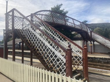 Speyside manzaralı Speyside 'da Aviemore ile Garten' ın teknesi arasındaki Strathspey Demiryolu 'nda nostaljik bir İskoç buharlı tren yolculuğu..