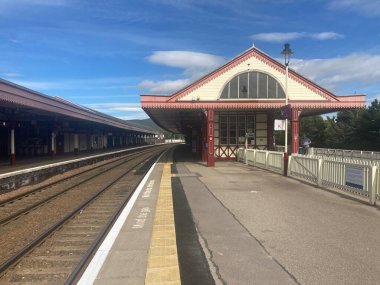 Speyside manzaralı Speyside 'da Aviemore ile Garten' ın teknesi arasındaki Strathspey Demiryolu 'nda nostaljik bir İskoç buharlı tren yolculuğu..