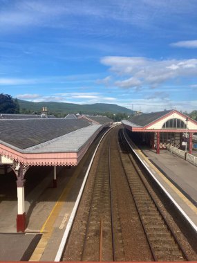 Speyside manzaralı Speyside 'da Aviemore ile Garten' ın teknesi arasındaki Strathspey Demiryolu 'nda nostaljik bir İskoç buharlı tren yolculuğu..
