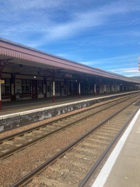 Speyside manzaralı Speyside 'da Aviemore ile Garten' ın teknesi arasındaki Strathspey Demiryolu 'nda nostaljik bir İskoç buharlı tren yolculuğu..