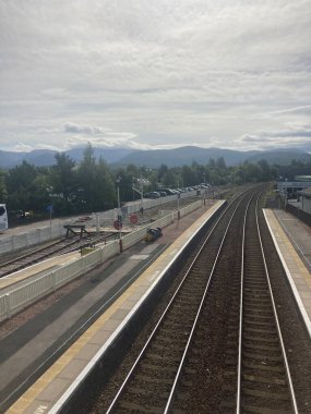 Speyside manzaralı Speyside 'da Aviemore ile Garten' ın teknesi arasındaki Strathspey Demiryolu 'nda nostaljik bir İskoç buharlı tren yolculuğu..