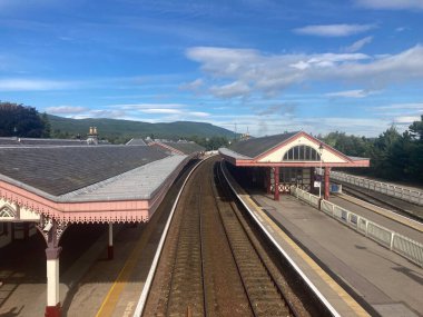 Speyside manzaralı Speyside 'da Aviemore ile Garten' ın teknesi arasındaki Strathspey Demiryolu 'nda nostaljik bir İskoç buharlı tren yolculuğu..