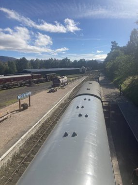 Speyside manzaralı Speyside 'da Aviemore ile Garten' ın teknesi arasındaki Strathspey Demiryolu 'nda nostaljik bir İskoç buharlı tren yolculuğu..