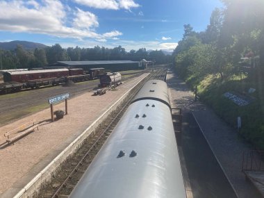 Speyside manzaralı Speyside 'da Aviemore ile Garten' ın teknesi arasındaki Strathspey Demiryolu 'nda nostaljik bir İskoç buharlı tren yolculuğu..