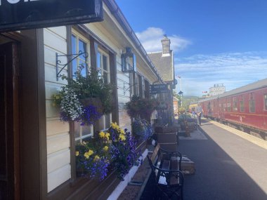 Speyside manzaralı Speyside 'da Aviemore ile Garten' ın teknesi arasındaki Strathspey Demiryolu 'nda nostaljik bir İskoç buharlı tren yolculuğu..