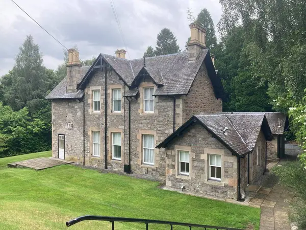 Pitlochry manzarası, Viktorya dönemi cazibesi, doğa izleri, nehir manzarası ve tarihi mimarisi olan manzaralı bir İskoçya kasabası..