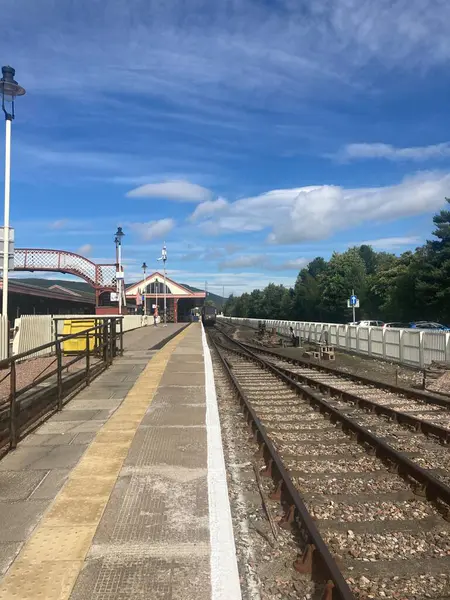 Speyside manzaralı Speyside 'da Aviemore ile Garten' ın teknesi arasındaki Strathspey Demiryolu 'nda nostaljik bir İskoç buharlı tren yolculuğu..